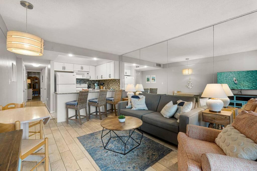 Snowbird rate! Heated pool, steps to private beach, Destin