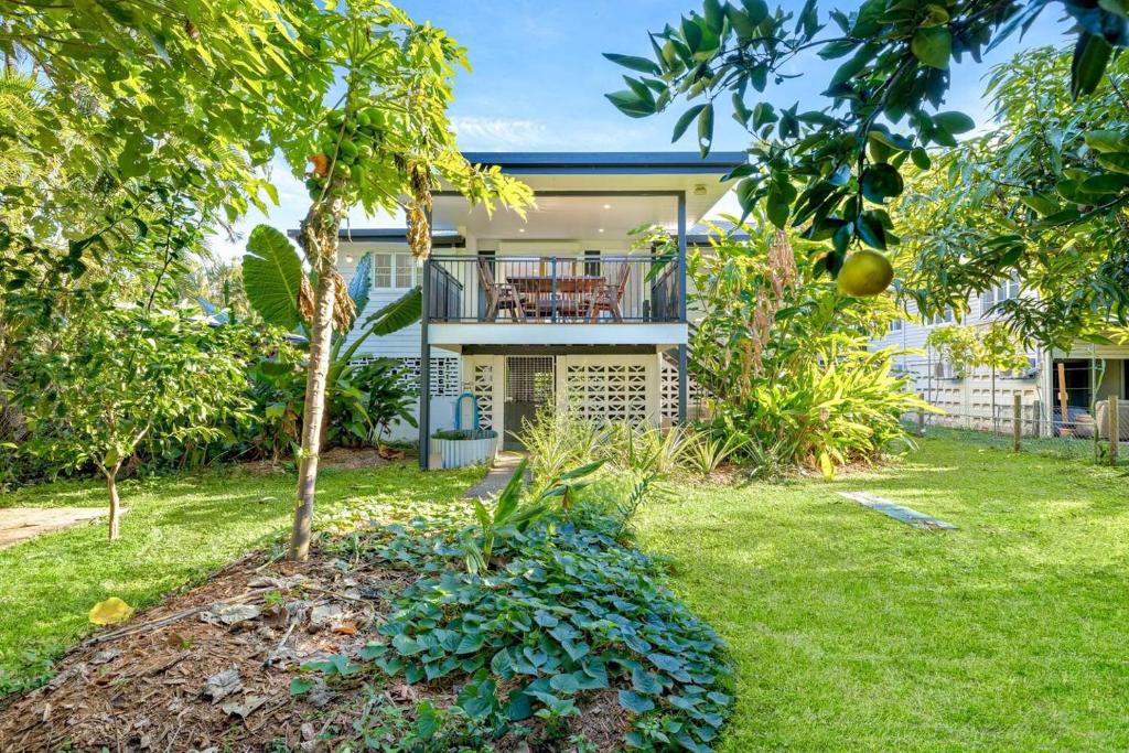 'Palm Paradise' Garden Getaway near Cairns, Cairns North