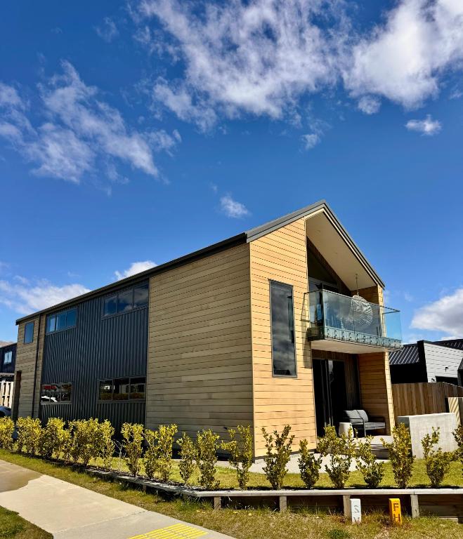 Glenshee Getaway - Modern Wanaka Home, Wanaka