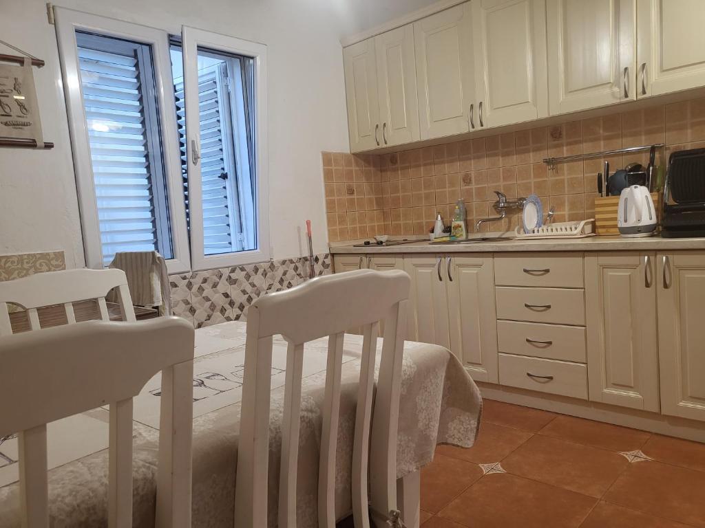 Apartment at villa with pool, Budva