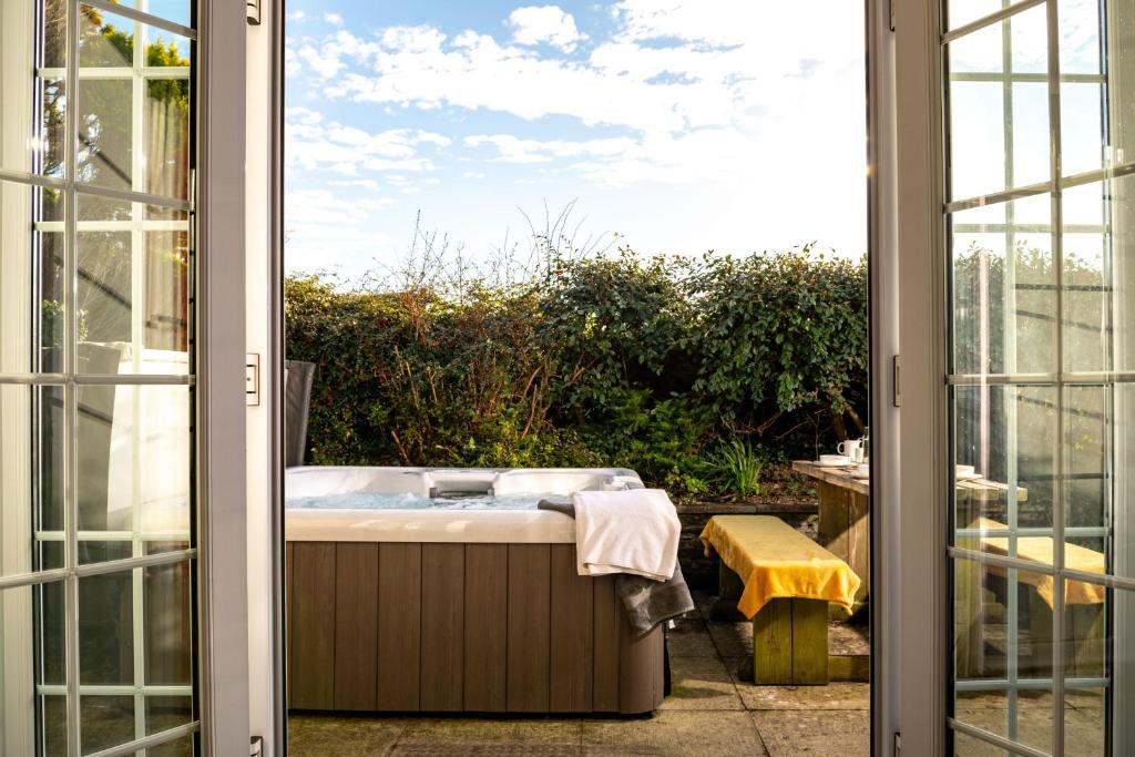 Badgers Way - with hot tub, Padstow