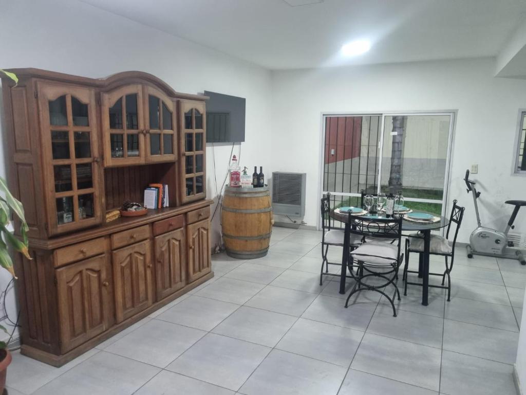 Moderna y hermosa Casa-Duplex con piscina y excelente ubicación - 3