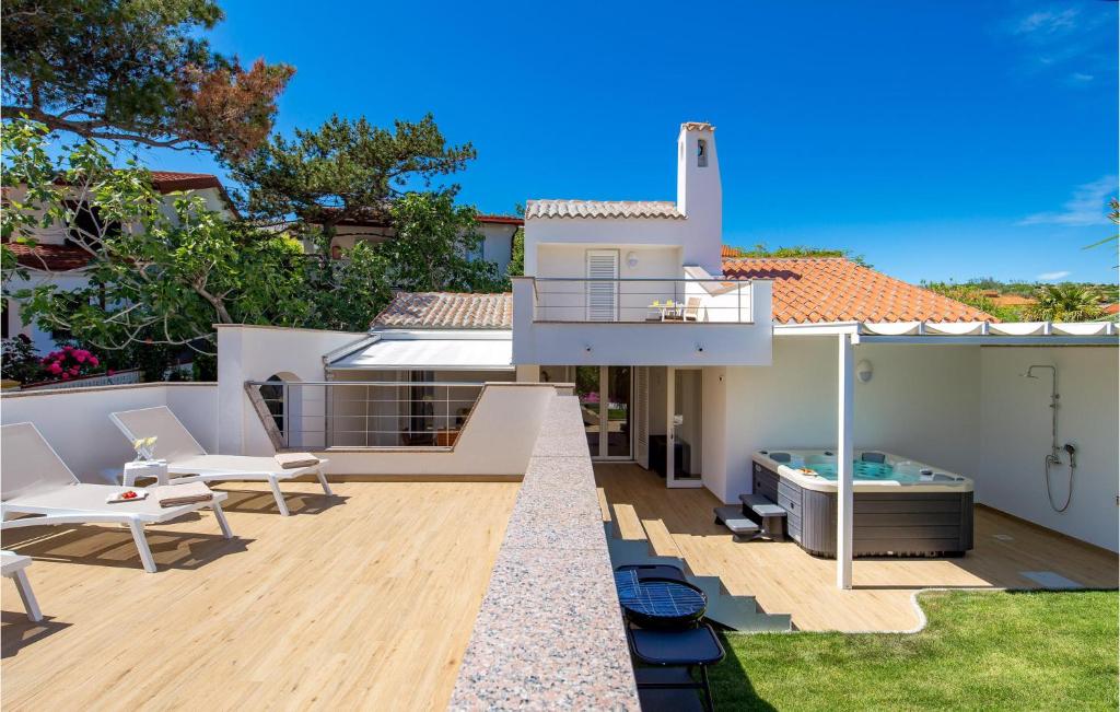 Nice Home In Lopar With Jacuzzi, Lopar