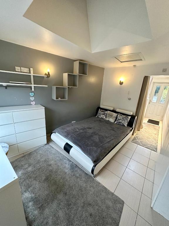 EnSuite Double Room With Own Entrance London - IG8 - Free on street parking, Woodford Green