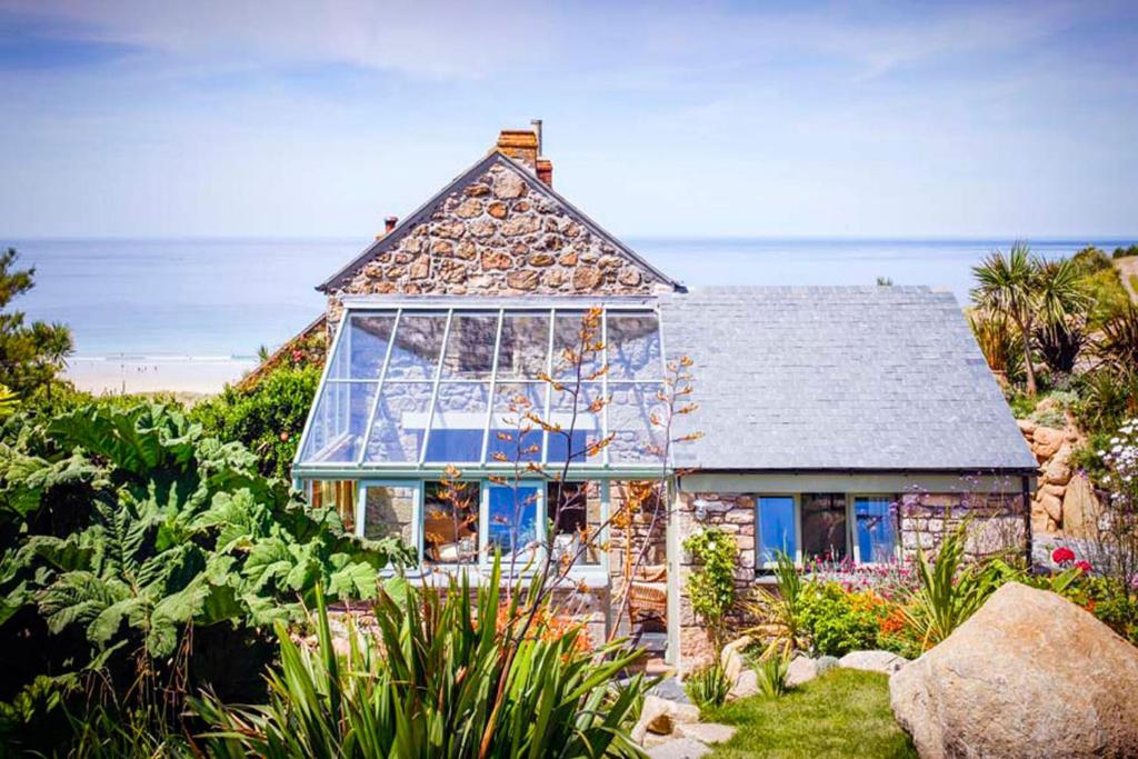 Castaways, Cottage With Sea Views, Lush Gardens & Patio By the Beach, Sennen