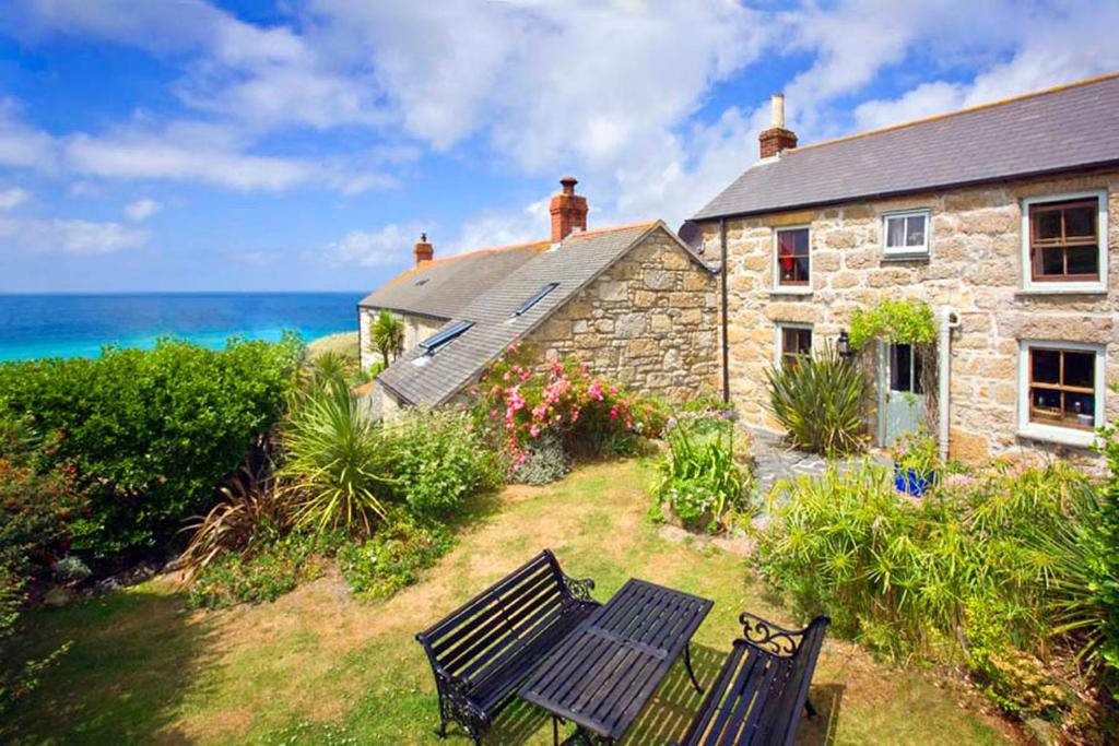 White Rose, Cornish Cottage With Sea Views & Private Garden By Beach, Sennen