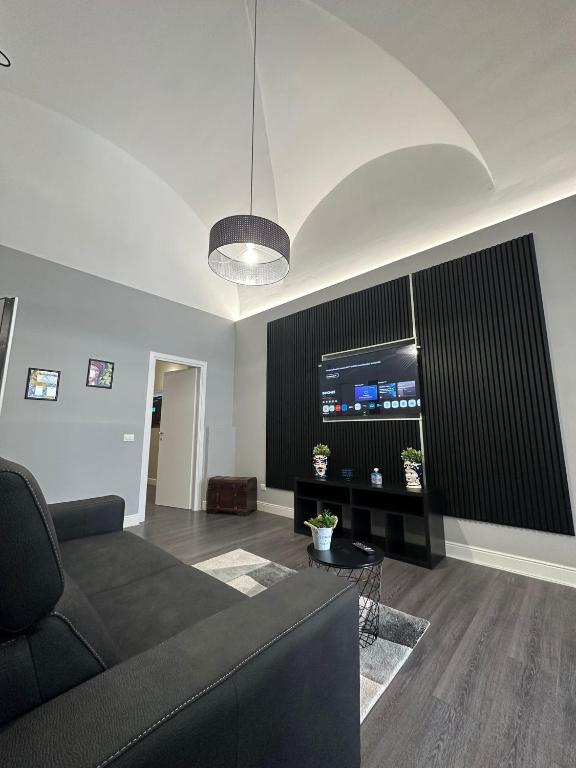 DeLucaHome, Katánie