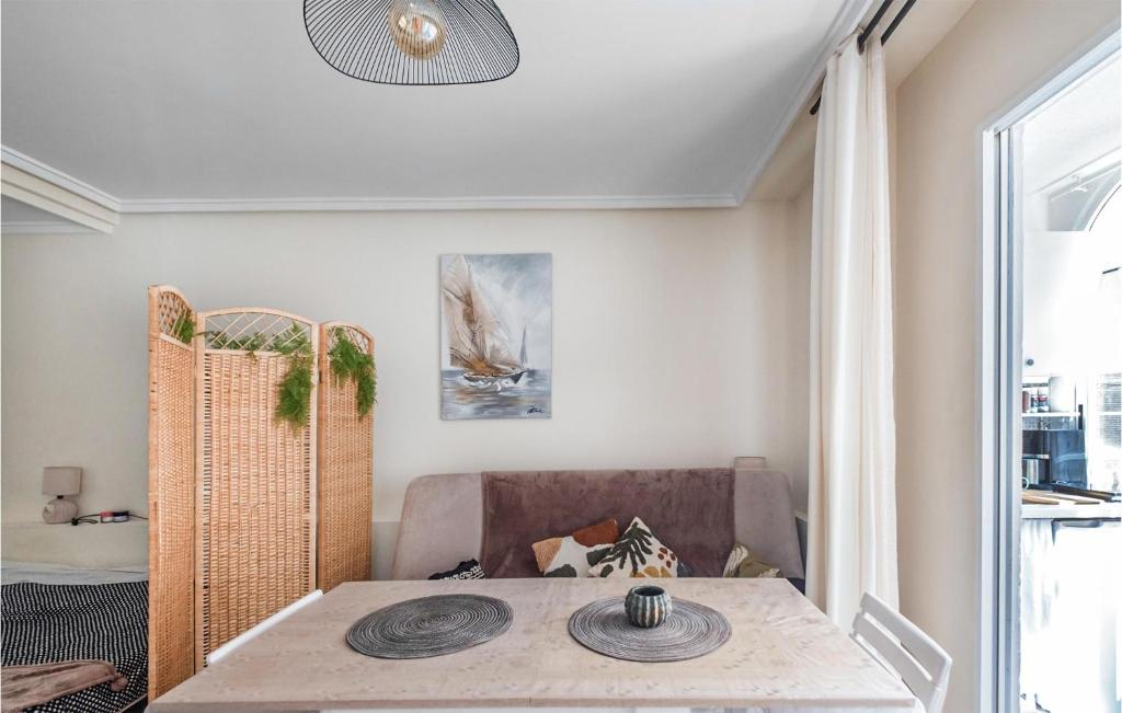 Gorgeous Apartment In Torrevieja - 2