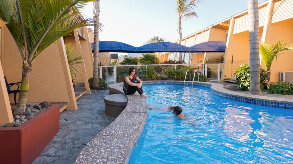 Oasis Beach Resort photo