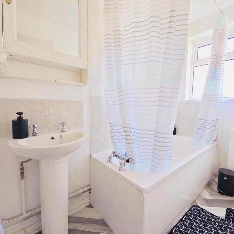 Charming 2-Bed Cottage Between Canterbury & Dover, Dover