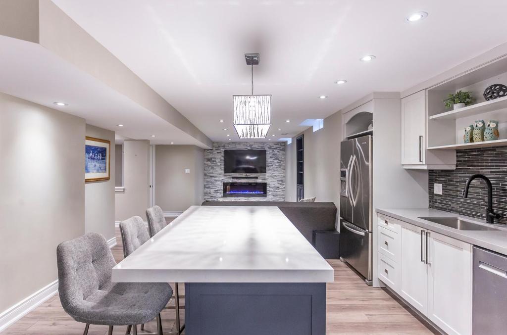 Fully Furnished Guest Suite, Richmond Hill