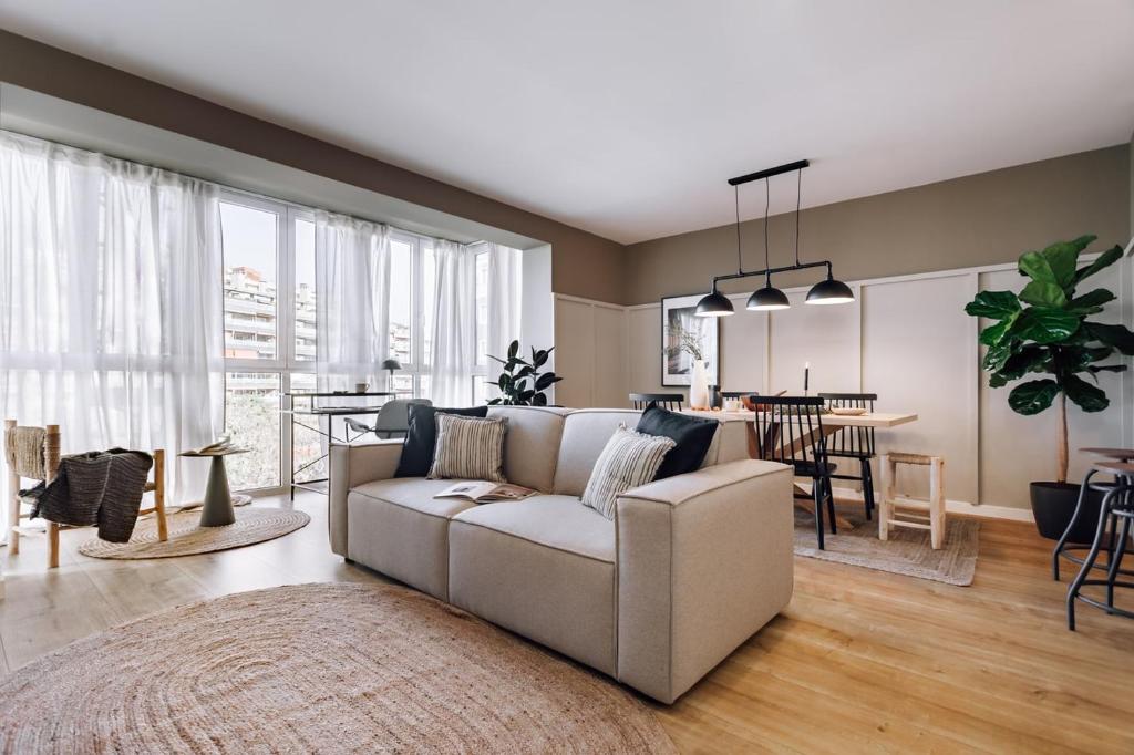 Loja - 2 bedrooms in Sant Antoni, Barcelona