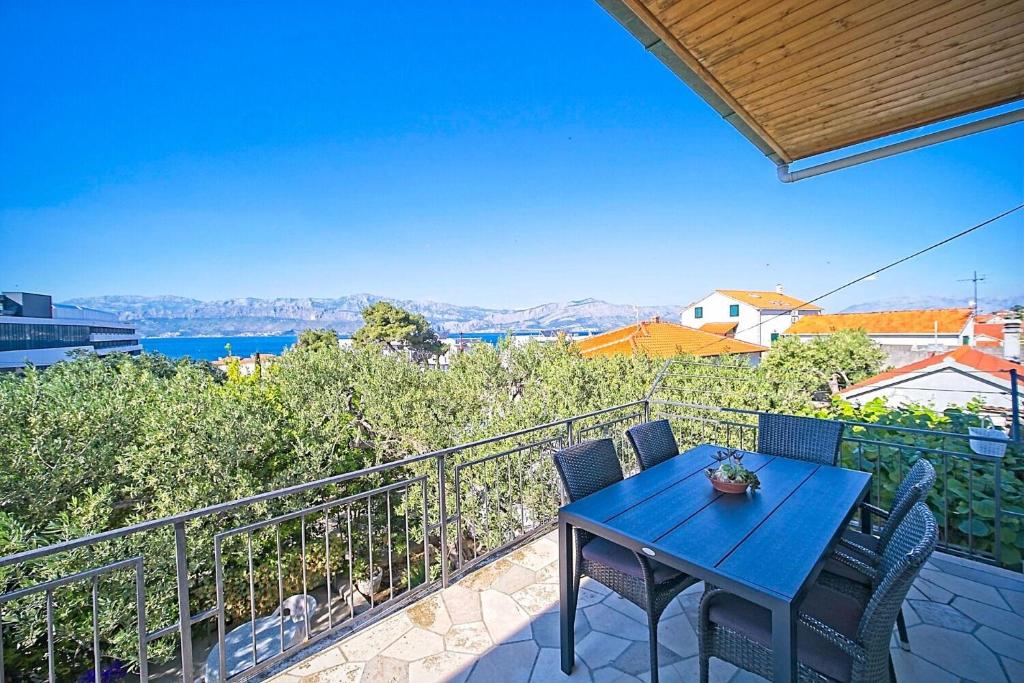 Apartment Pavo, Postira