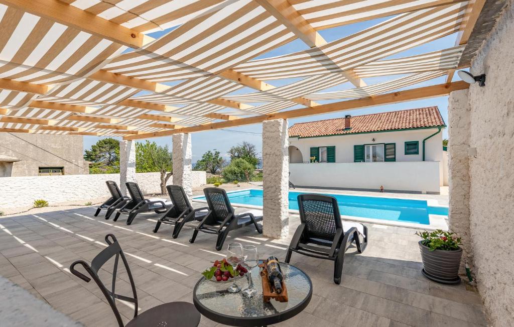 Stunning Home In Lun With Wifi, Lun