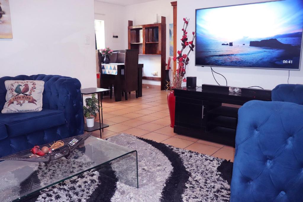 Lovely Room In a Shared Apartment with Pool, Johannesburg