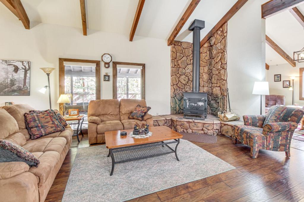 Spacious Cabin with Deck 7 Mi to Show Low!, Indian Pine