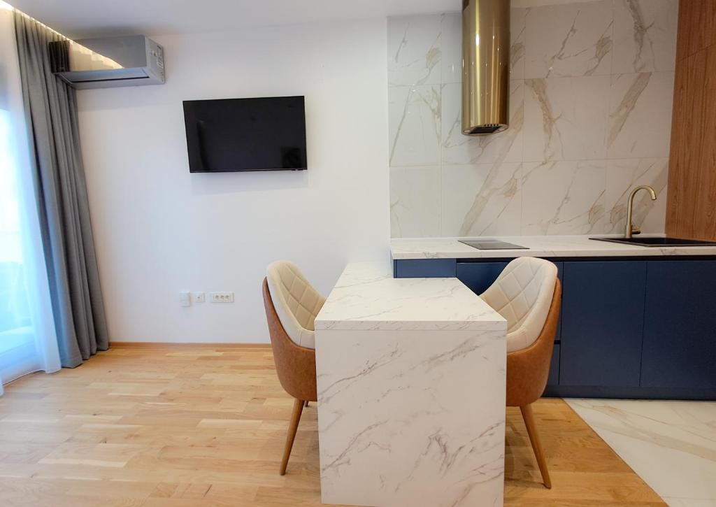 Stylish Apartment with Elegant Touches - 4