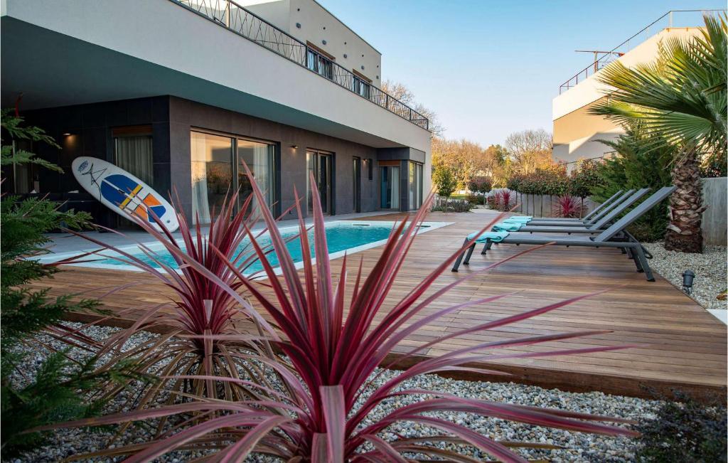 Villa One Way, Banjole