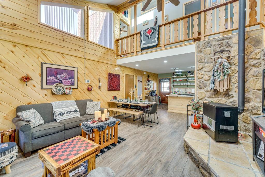 Less Than 1 Mi to Skiing Family-Friendly Red River Haven, Red River