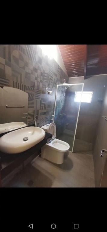 Cálida CASA para GRUPOS en Ciudad del Este a Pasos del Estadio 3 de Febrero - 5