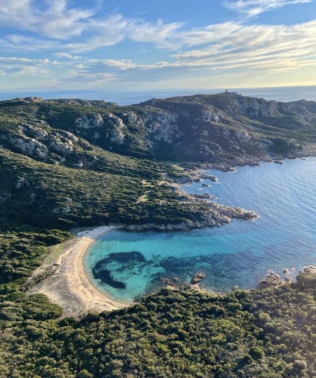 T2 d'exception 100m plage terrasse vue mer et montagnes, Propriano