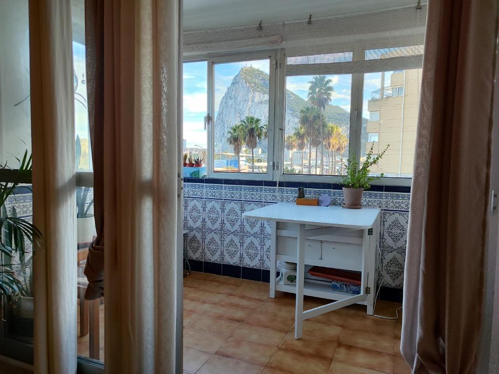 Room with private bathroom in shared apartment 50m from Gibraltar, La Línea de la Concepción
