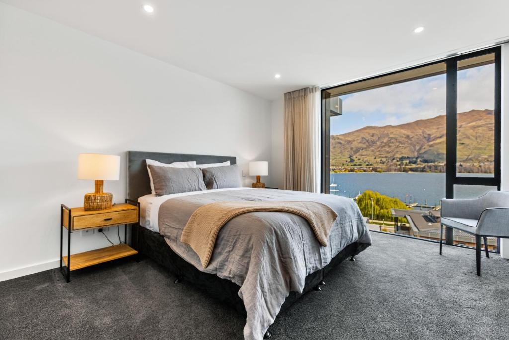 Penthouse with Marina Views - Studio or Two Bedroom Apartment, Wanaka