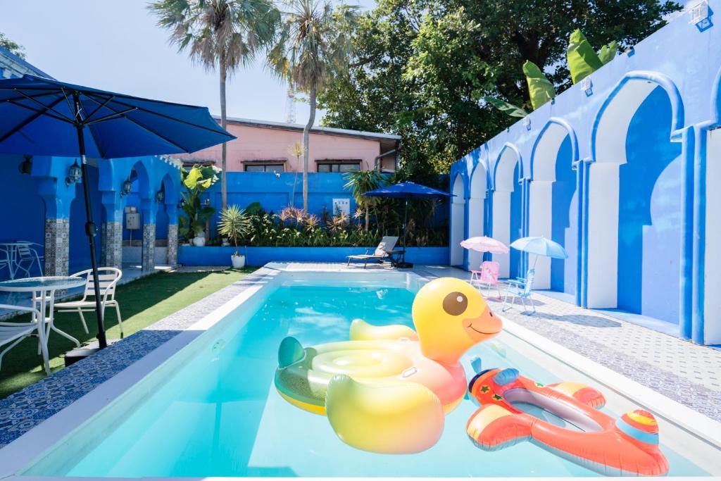 Swimming pool