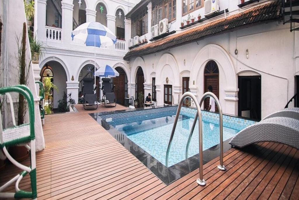Swimming pool