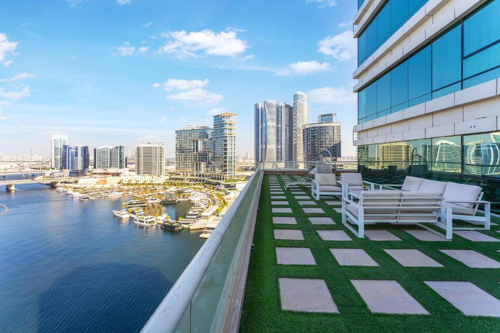 FAM Living - Waters Edge Huge Terrace with Canal Views, Dubai