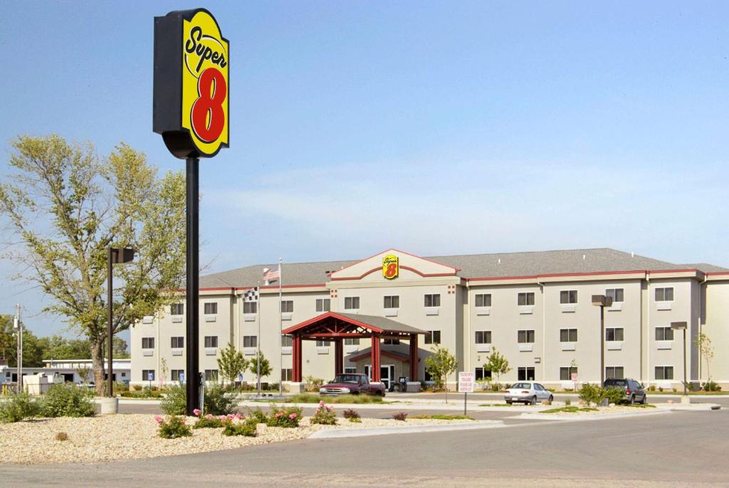 Super 8 by Wyndham Topeka at Forbes Landing, Topeka