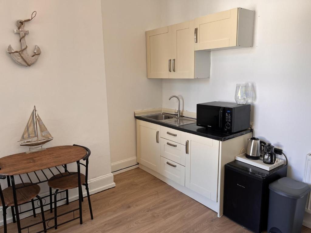 Room with kitchenette and shared bathroom in the centre, Eastbourne