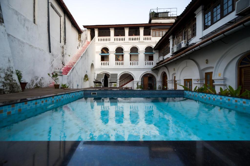 Swimming pool