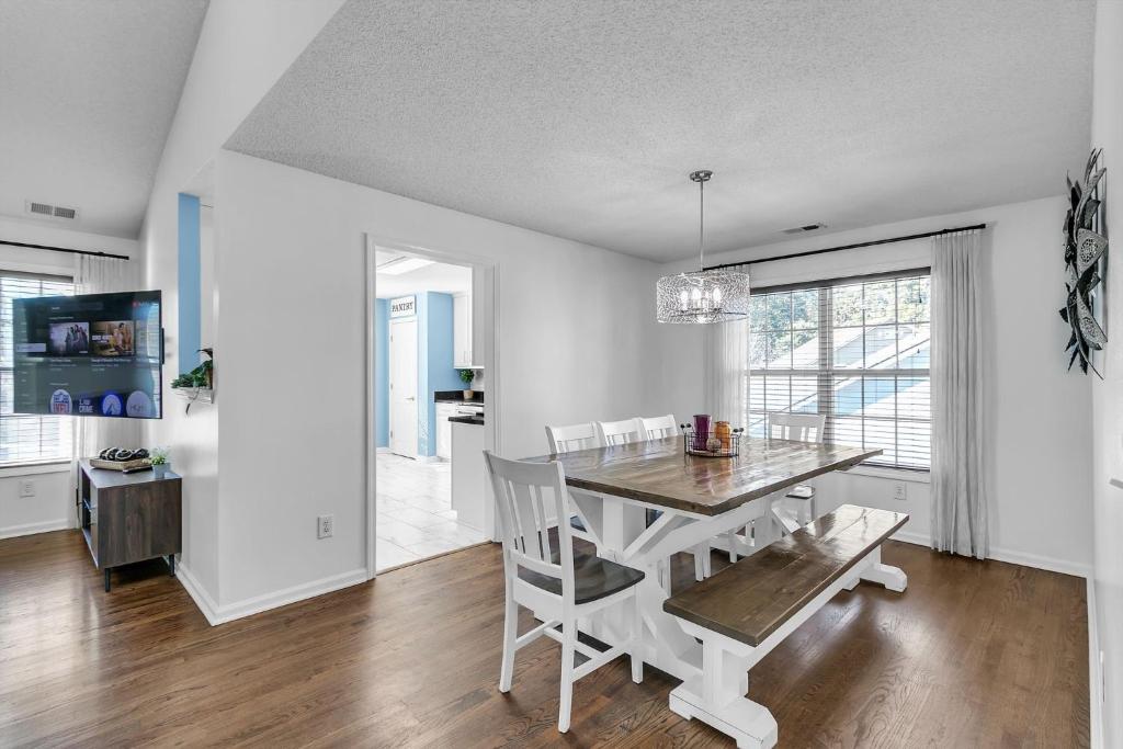 Modern 6BR Haven with Playroom, Gym & Deck! home, Cartersville