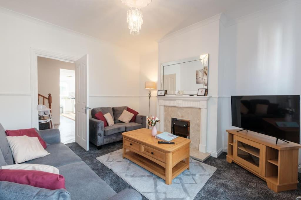 CJP - Lovely 2-bed house in Hull Centre, Parking, Hull