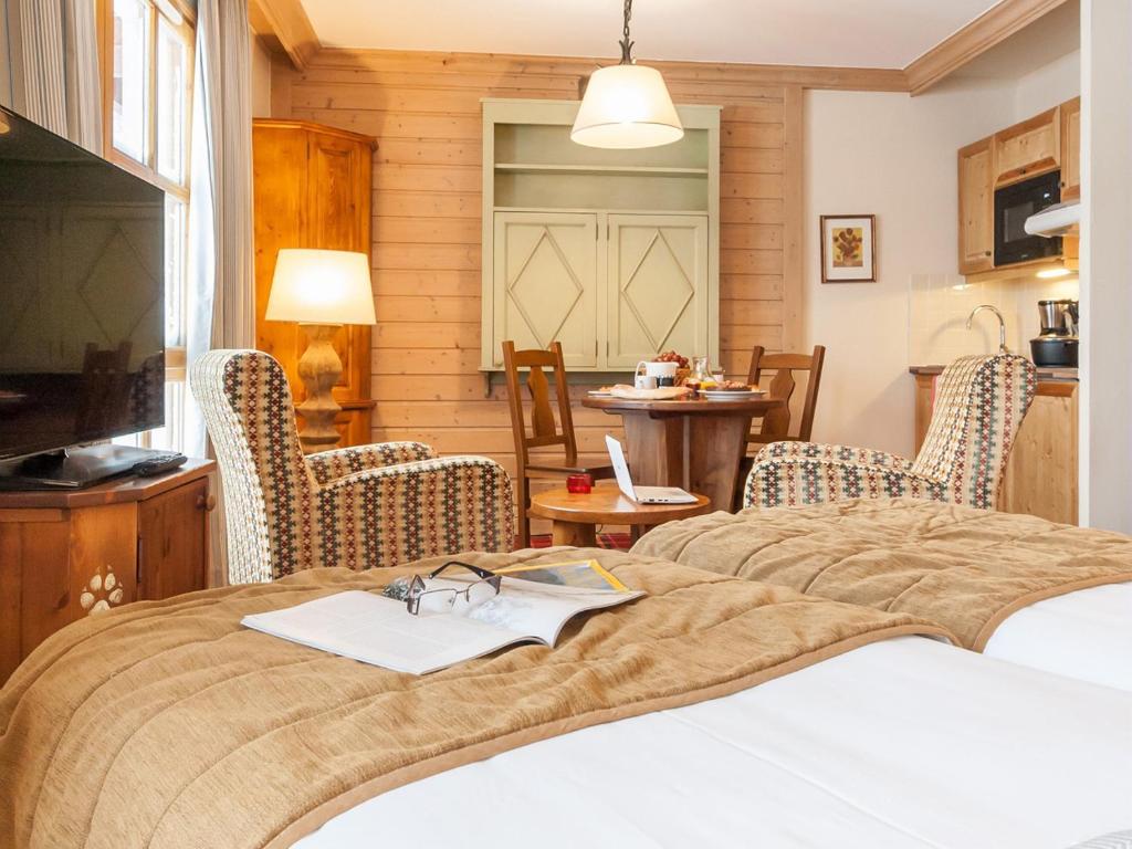 Shared lounge/TV area