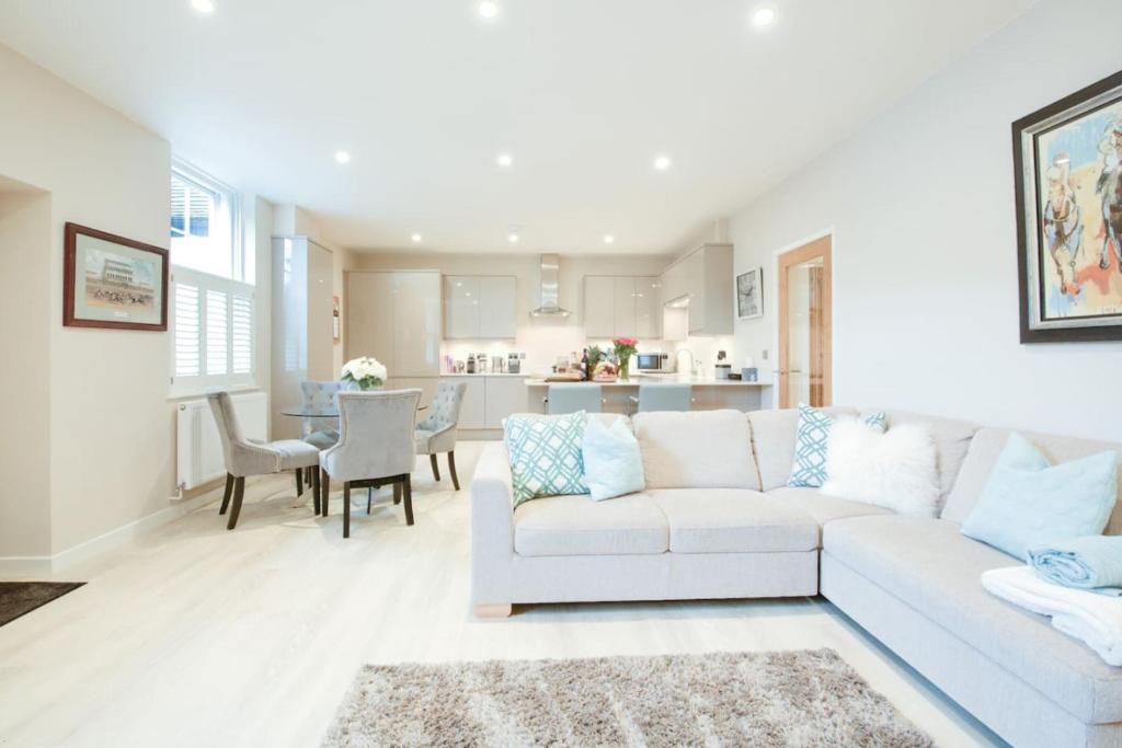 Elegant Epsom Flat in Period Building, Epsom