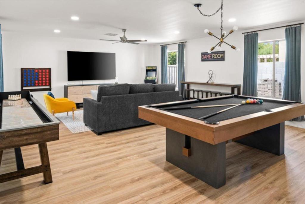 Sprawling Home with Heated Pool,Pickleball,Games Galore, Phoenix