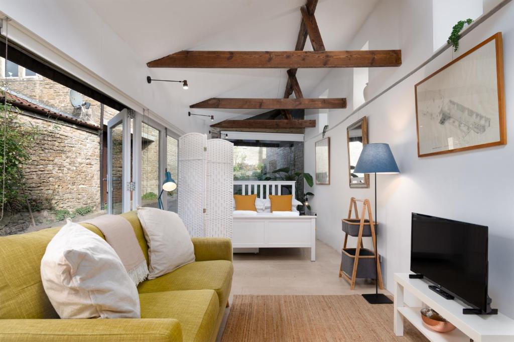 Spacious Studio-Village location nr Bath, Norton Saint Philip