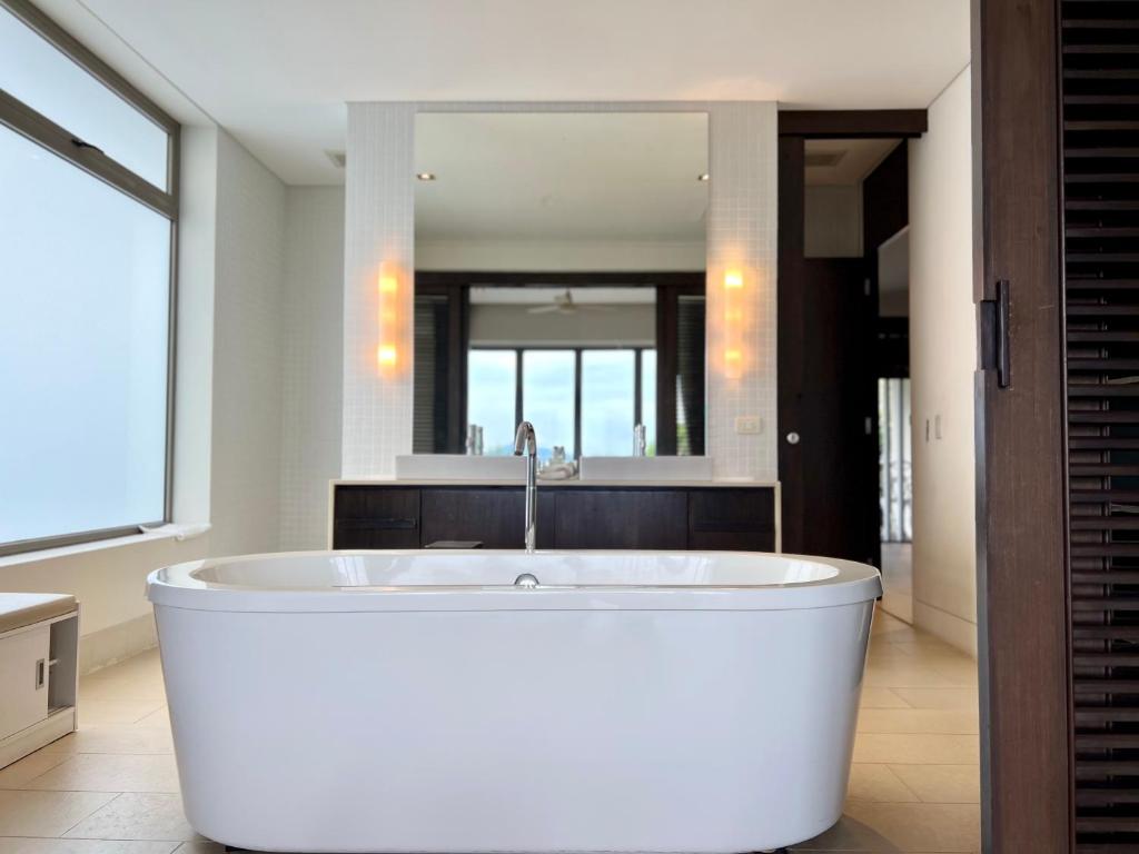 Bathroom, Baan Yamu Residences by RESAVA in Phuket