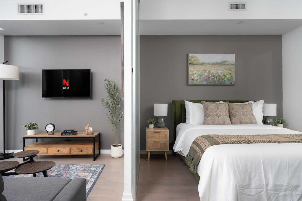 Sunset Views in Chic Condo by Cn Tower, Toronto