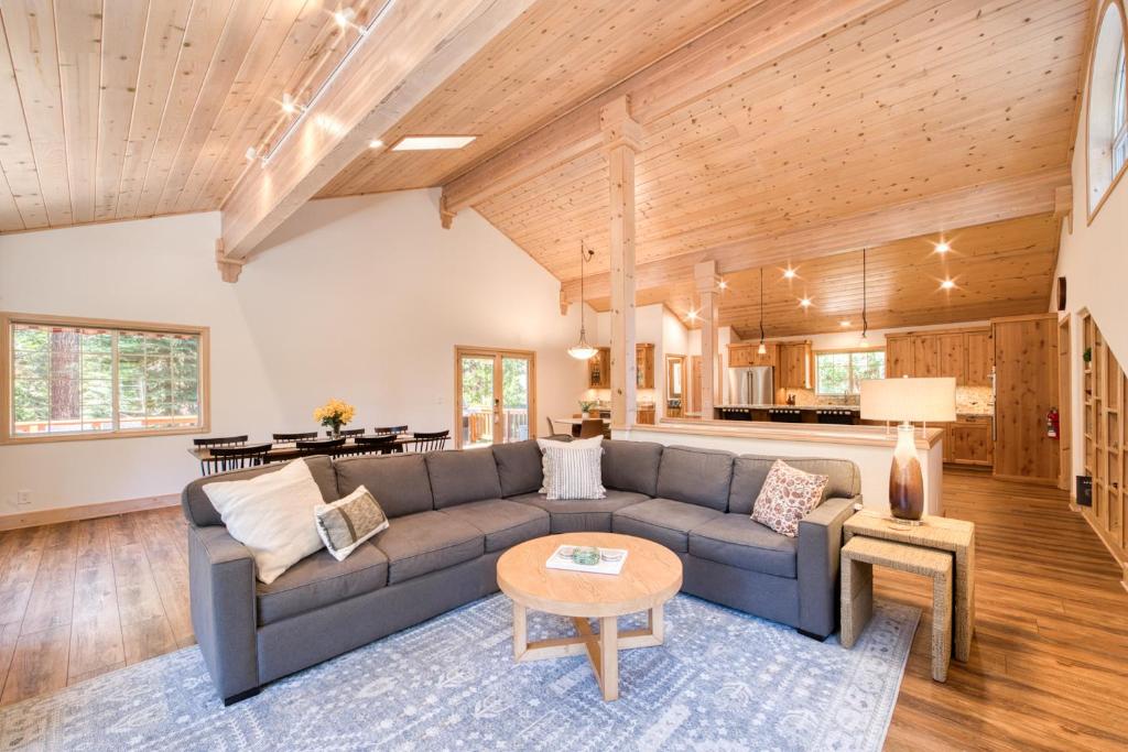 Knotty and Nice - 4BR w Private Hot Tub, Close to Lake, Tahoe Vista