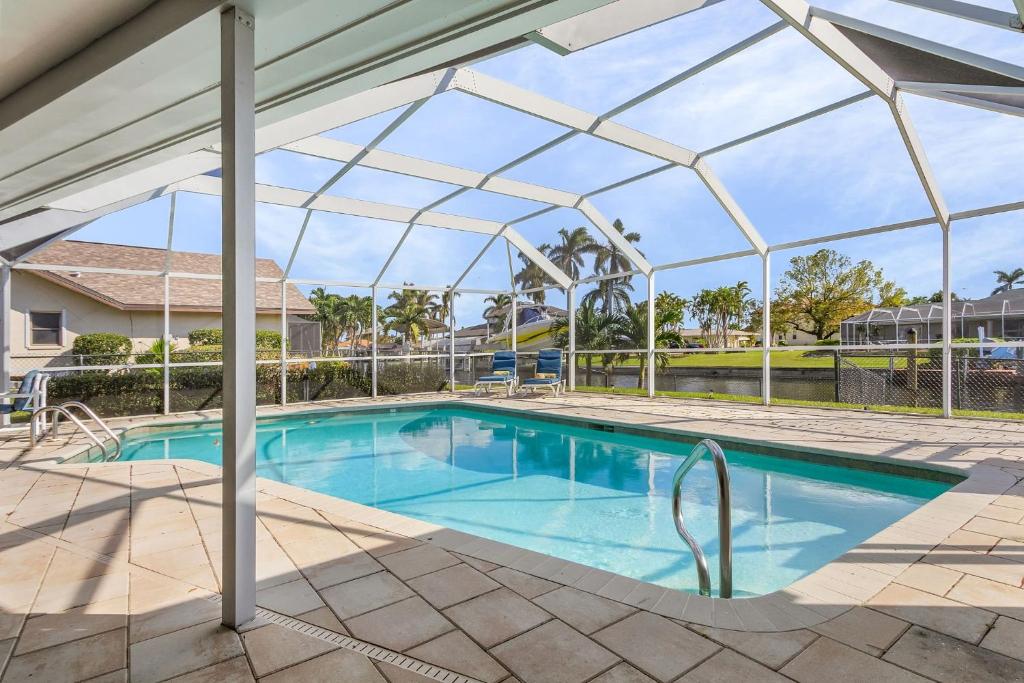 Direct Gulf Access, Large Heated Pool, and Pet-Friendly! - Villa Paws in Paradise - Roelens, Cape Coral