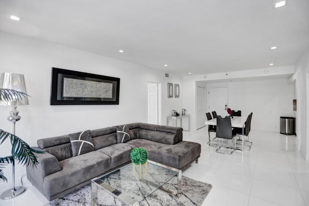 2BR 2BA condo with beach service 1616, Miami Beach