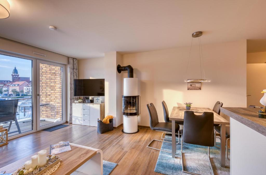 Müritz Charme - Apartment in der Hafenresidenz mit Wasserblick & Kamin, Waren