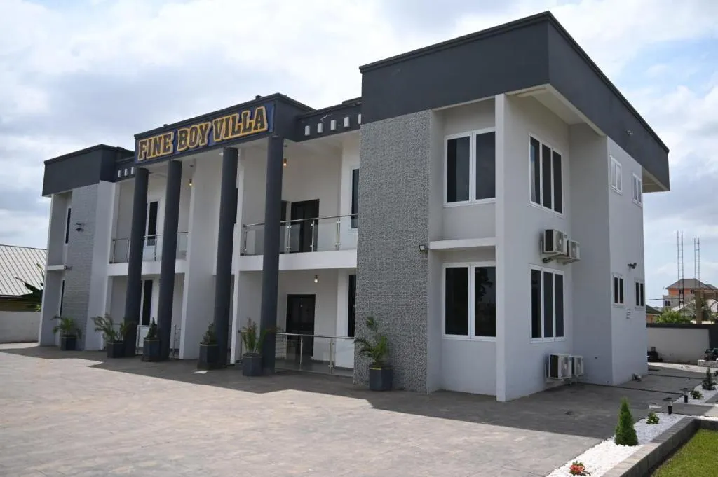 Fine Boy Villa, Luxe Two-Bedroom Apartments in Tema Community 25, hotel in Tema