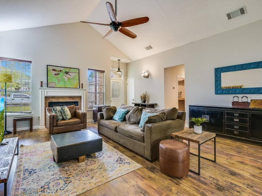 Cosy and Open with Loft on Greenbelt, Austin