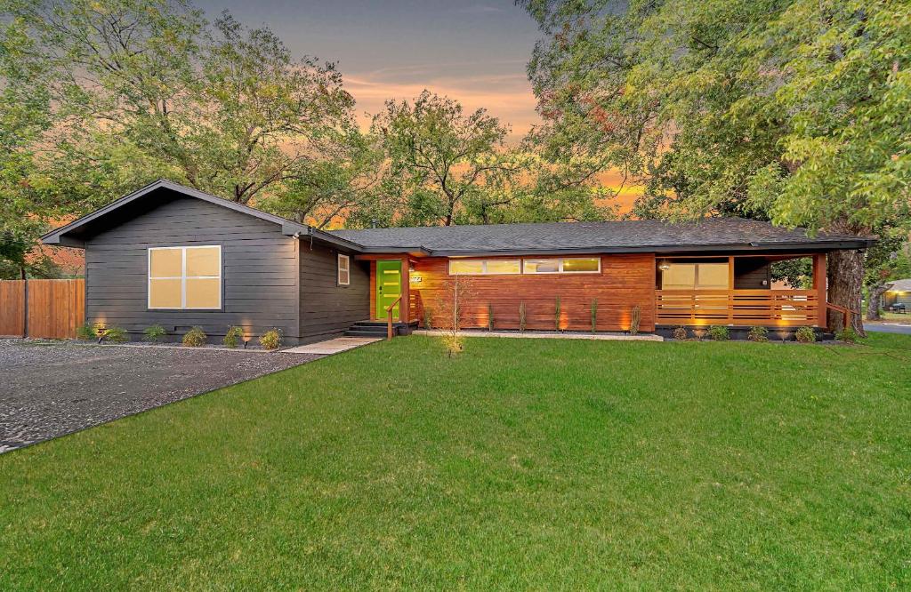 New-The Mod Poppy Large home 10 minutes from it all, Waco