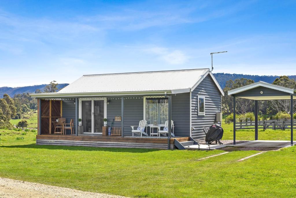 Wakefields - an enchanting mountain view cottage, Mole Creek