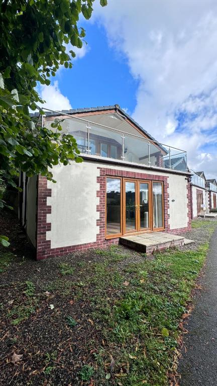 Tranquil North Devon Lodge - 2BR, Countryside Views & Pool, High Bickington close to Umberleigh, Barnstaple, Bideford & Westward Ho, High Bickington